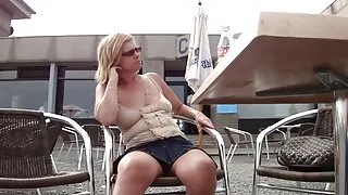Samantha Shine vídeo pornô caseiro se masturba na mesa.
