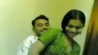 O pervertido fode videos pornográfico caseiro não só a mulher, mas também a namorada do filho.