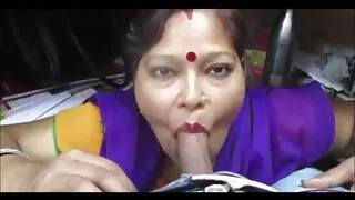 Um massagem caseira porno pau para dois.