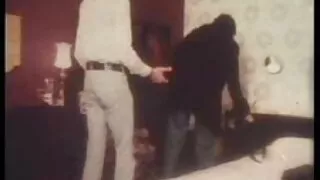 A mulher ruiva videos caseiros brasileiros adora ratas e sexo na mesa da cozinha.