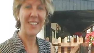 Ele preparou a bunda da morena com um brinquedo e um vídeo pornô caseiro inseriu o pau.