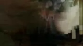 Uma mulher adulta dorme com um sexo pornô caseiro cara insaciável que é mais jovem que ela.