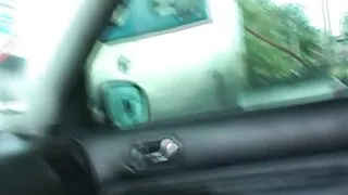 Madura com mamas de silicone fode com os dedos. video caseiro comendo a irma