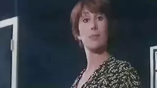 Ele se videos caseiros eroticos rende ao careca no sofá.