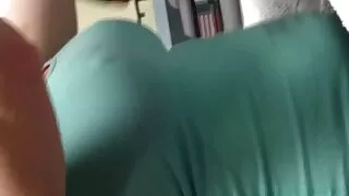 Ele faz xixi na cadeira e se fode. vídeo pornô caseiro em hd