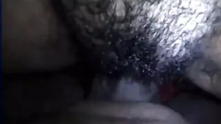 Mulher americana esfrega a vídeo pornô caseiro transando buceta no travesseiro.