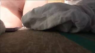 Corno vídeo pornô caseiro de gordinha se masturba ao lado de amantes do galo.