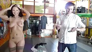 Amalia Devis gostaria de um galo vídeo pornô caseiro do whatsapp preto, mas é fodida por um homem branco.