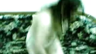 Ela se senta em um pau de pornos brasileiros caseiros pé com uma boceta molhada.