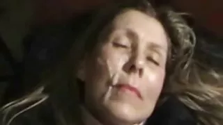 Um xvídeos pornô caseiro amador idiota cria uma rapariga para fazer sexo.