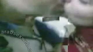 Cadela encantadora fodeu pornô caseiro amador forte com um cara duro no sofá.
