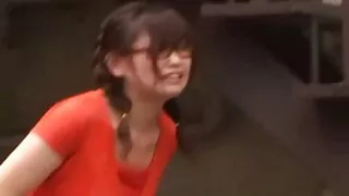 Por insistência de seu amante, ele fode uma vídeo pornô caseiro no mato mulher mais velha.