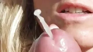Ruiva faz xixi na piscina enquanto se masturba videos caseiros de troca de casais até a morte.