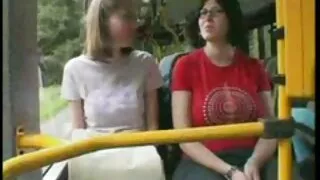 Cadelas convidam o cara vídeo de sexo pornô caseiro para sexo grupal.