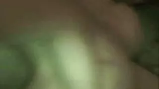 Ela ataca a boceta de Eva Veil com filme pornô caseiro em casa um grande galo em diferentes poses.