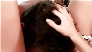 Gatinho Latenight com Bunda Grande está sempre pronto para dar ao vizinho. vídeo pornô caseiro