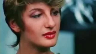 Um vidio pono cazeiro homem negro de óculos pretos leva uma mulher gorda entre os calcanhares e as mamas.