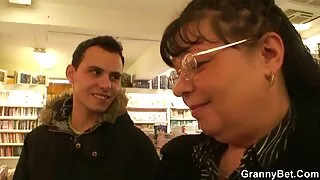 O atendente fode o médico vidio pornô caseiro na bunda em meias pretas no departamento de Proctologia.