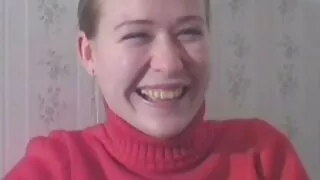Ele fode a namorada por trás e atira na câmera. caseiro porn