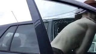 Ela faz xixi no banheiro e é fodida com prazer. ver vídeo pornô caseiro