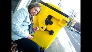 Com um plug anal, a buceta flui no pênis de um goblin. vídeos caseiros pornográficos