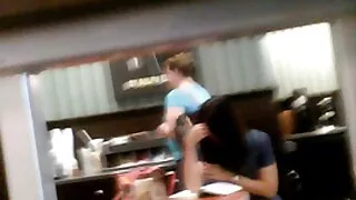 Uma vagabunda faz um escândalo em um restaurante com um vídeo pornô caseiro brasileira galo no local.