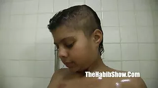 UmaolOlie brinca com um pau marrom e lambe seu cu. vídeo pornô amador caseiro