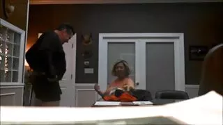 Christina fica bêbada xvídeos pornô caseiro com novinha e dá um ponto ao barman.