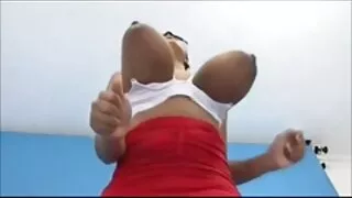 Bêbado Lésbicas Lambendo vídeo pornô caseiro com animais no sofá.
