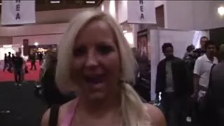 Morena vídeo pornô caseiro de mulher casada com maquiagem brilhante adora sexo.